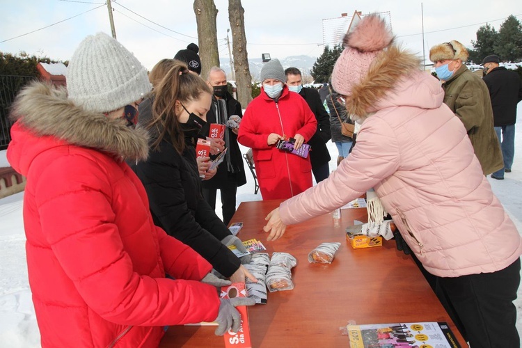 Młodzi z Międzybrodzia Bialskiego w akcji "Wyślij pączka do Afryki"