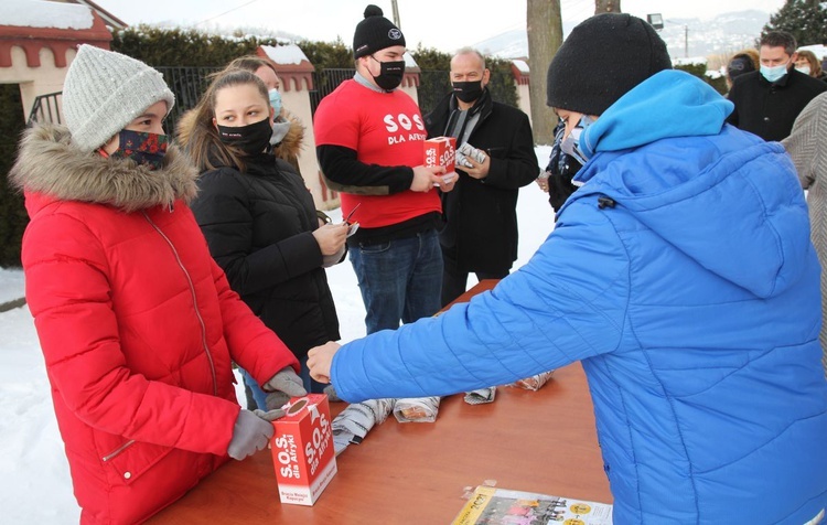 Młodzi z Międzybrodzia Bialskiego w akcji "Wyślij pączka do Afryki"