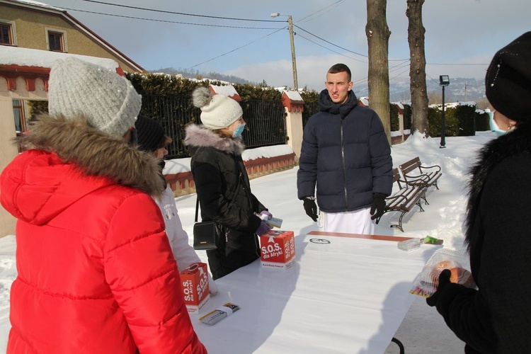 Młodzi z Międzybrodzia Bialskiego w akcji "Wyślij pączka do Afryki"