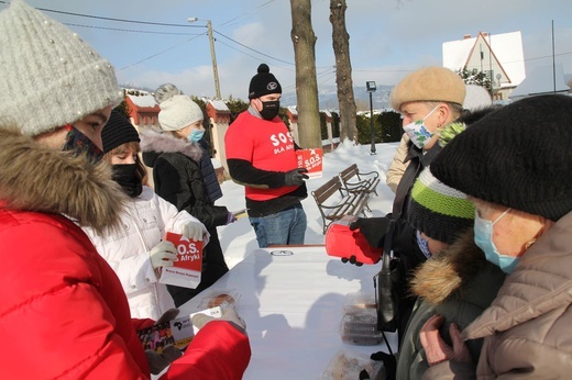 Młodzi z Międzybrodzia Bialskiego w akcji "Wyślij pączka do Afryki"