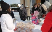Młodzi z Międzybrodzia Bialskiego w akcji "Wyślij pączka do Afryki"