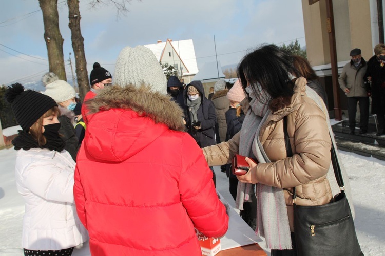 Młodzi z Międzybrodzia Bialskiego w akcji "Wyślij pączka do Afryki"