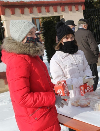 Młodzi z Międzybrodzia Bialskiego w akcji "Wyślij pączka do Afryki"