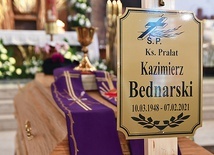 Ks. prał. Bednarski spoczął w kwaterze kapłańskiej na cmentarzu komunalnym w Koszalinie.