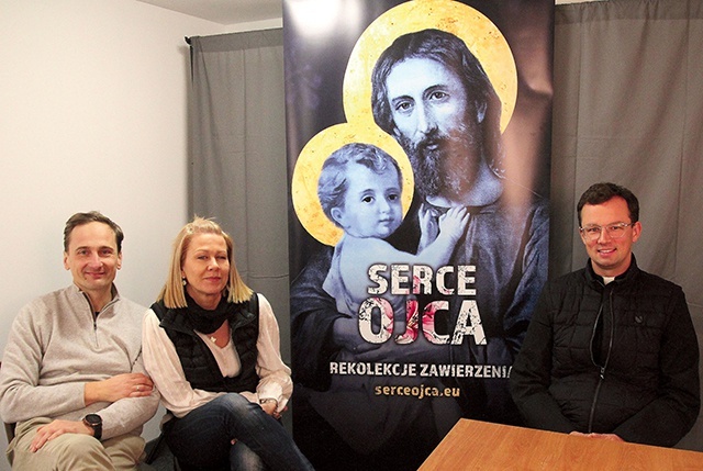 ▲	Marek i Adriana Zarembowie oraz ks. M. Dudkiewicz przy rekolekcyjnym banerze.