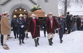 ▲	Górale i strażacy nieśli trumnę z ciałem proboszcza  na jaworzynecki cmentarz. 