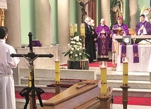 ▲	Pogrzebowej Eucharystii przewodniczył bp Roman Pindel.