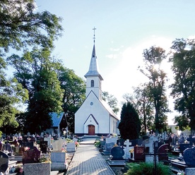 ▲	Usytuowany jest na niewielkim wzniesieniu, wyróżnia się  na tle krajobrazu miejscowości murowaną wieżą z 1975 roku.