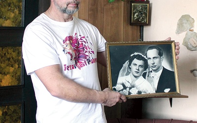 ◄	Ingemar Klos z portretem swoich rodziców.
