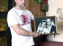 ◄	Ingemar Klos z portretem swoich rodziców.