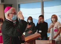 ▲	Spotkanie abp. Wiktora Skworca z personelem pracującym w części dziecięcej szpitala.