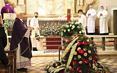 ▲	Mszy św. w intencji zmarłego przewodniczył bp Marek Szkudło, biskup pomocniczy archidiecezji katowickiej.