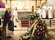 ▲	Mszy św. w intencji zmarłego przewodniczył bp Marek Szkudło, biskup pomocniczy archidiecezji katowickiej.