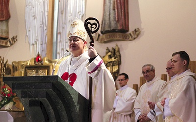 ▲	Biskup Artur Ważny otrzymał w darze pastorał. 