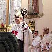▲	Biskup Artur Ważny otrzymał w darze pastorał. 