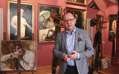 ▲	Dr Robert Ślusarek pośród obrazów i rzeczy osobistych Bolesława Barbackiego w Muzeum Okręgowym w Nowym Sączu.