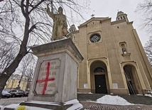 ◄	Odwrócone krzyże i symbole Strajku Kobiet namalowano  na śródmiejskim kościele w nocy z 13 na 14 lutego.