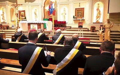 ▲	Spotkanie w kościele pw. św. Franciszka z Asyżu rozpoczęło się modlitwą różańcową przed Najświętszym Sakramentem.