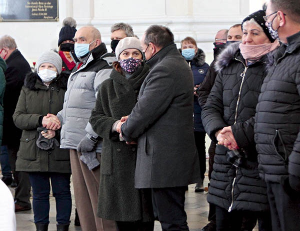 ▲	Mężowie i żony znów wyznali sobie miłość przy relikwiarzu patrona zakochanych.