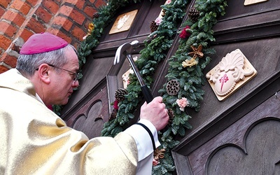 ▲	Otwarcie poprzedziły trzy uderzenia młotkiem w bramę kościoła.