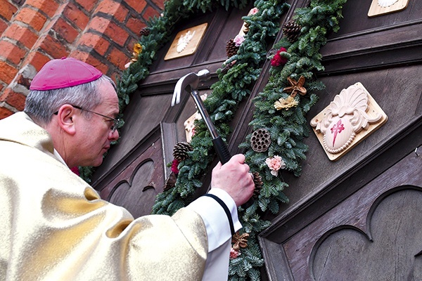 ▲	Otwarcie poprzedziły trzy uderzenia młotkiem w bramę kościoła.