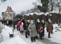 ▲	Droga pod krzyż Sybiraków. W uroczystości uczestniczyły m.in. liderki miejscowych kół sybirackich Maria Rawska i Alina Dzięgo.