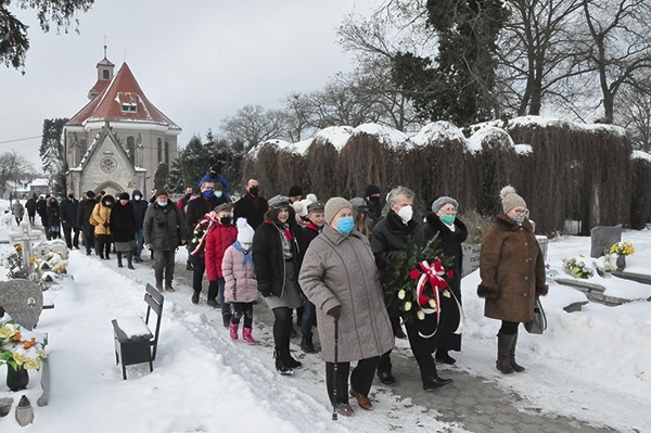 ▲	Droga pod krzyż Sybiraków. W uroczystości uczestniczyły m.in. liderki miejscowych kół sybirackich Maria Rawska i Alina Dzięgo.