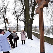 Miejsce upamiętnia osoby zmarłe na COVID-19. 