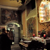 W kościele wierni modlą się przed obrazami patrona zakochanych w bocznym ołtarzu  i z tyłu świątyni oraz przed relikwiami.