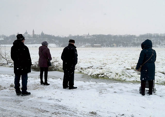 Od 8 lutego na wszystkich płockich wodowskazach był przekroczony poziom alarmowy. Niepokojący  był zwłaszcza widok  mostu Legionów  marsz. Piłsudskiego otoczonego wysoką lodową krą.