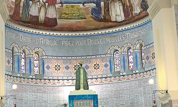 W bazylice Matki Bożej Królowej Afryki w Algierze. Nad figurą Maryi napis po francusku: „Nasza Pani Afryki, módl się za nami  i za muzułmanami” 