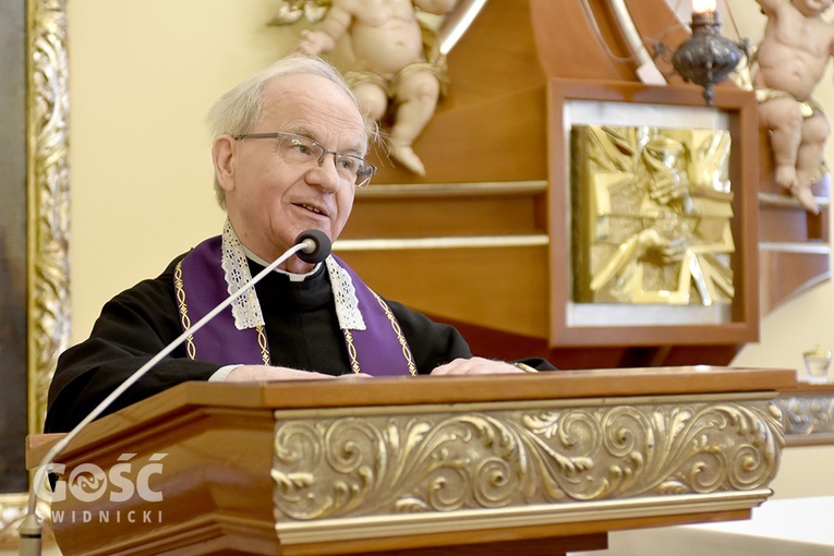 O. Józef Szańca OFMConv w czasie głoszenia konferencji w kaplicy biskupiej.