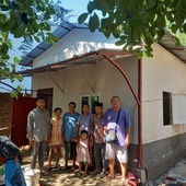Jeden z 25 domów wybudowanych dla najbiedniejszych rodzin z parafii. Project obejmuje rodziny katolickie, jak również i niekatolickie. Na zdjęciu gotowy dom dla rodziny mieszkającej w wiosce Talokone