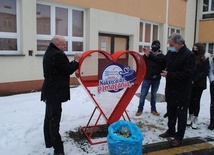 Pierwsze nakrętki wrzucili starosta Robert Bednarz i dyrektor Wacław Piędel.