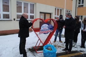 Pierwsze nakrętki wrzucili starosta Robert Bednarz i dyrektor Wacław Piędel.