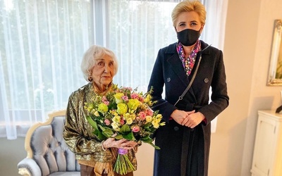  Życzenia osobiście złożyła pani Lucynie Adamkiewicz pierwsza dama Agata Kornhauser-Duda.