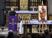 Ks. Radosław Mielczarek w czasie głoszenia konferencji do mężczyzn.