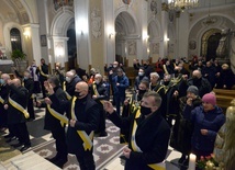 Na każde "Ojcze nasz" uczestnicy wznosili różańce.