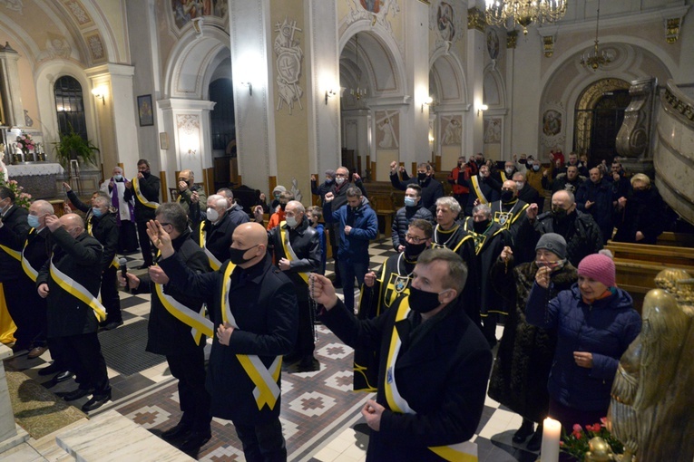 Na każde "Ojcze nasz" uczestnicy wznosili różańce.