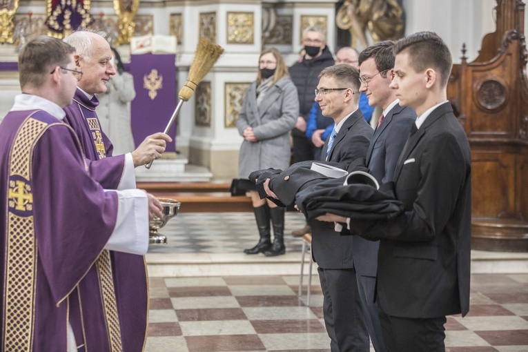 Założyli wyzywający wobec świata znak bożych aniołów