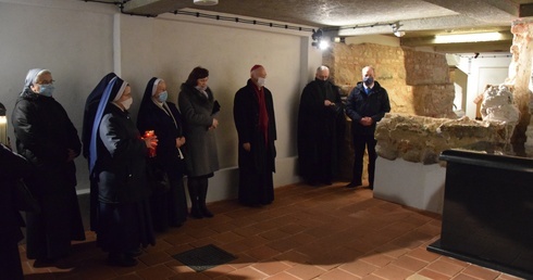 W 2. rocznicę śpierci bp. Alojzego Orszulika po Mszy św. przy jego grobie zapalono znicze.