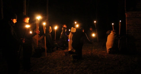 Drogę oświetlały im pochodnie