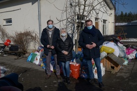 Za udział w akcji dziękują (od prawej): Radosław Witkowski, Maryla Rybińska, Grzegorz Chochół.