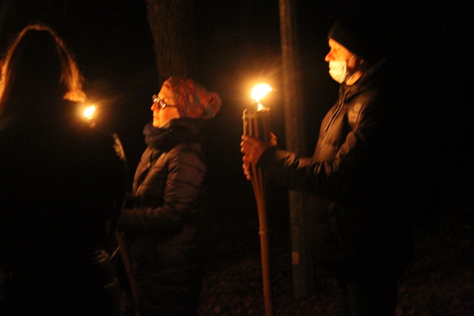 Drogę oświetlały im pochodnie