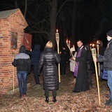 Drogę oświetlały im pochodnie