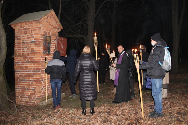 Drogę oświetlały im pochodnie