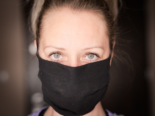 Dworczyk: Nastąpią zmiany w sprawie noszenia przyłbic i zakrywania twarzy szalikiem czy arafatką