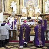Biskup odmówił litanię do błogosławionego męczennika.