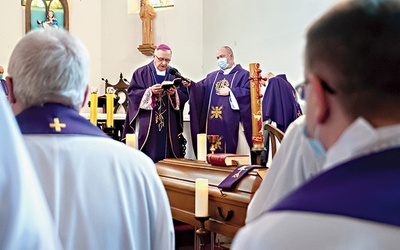 Uroczystościom pogrzebowym przewodniczył  bp Edward Dajczak. 