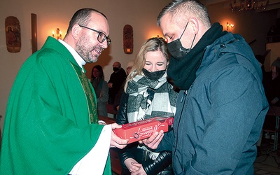 ▲	Dla par, które przyszły na Eucharystię, duszpasterz przygotował wyzwania i niespodzianki.